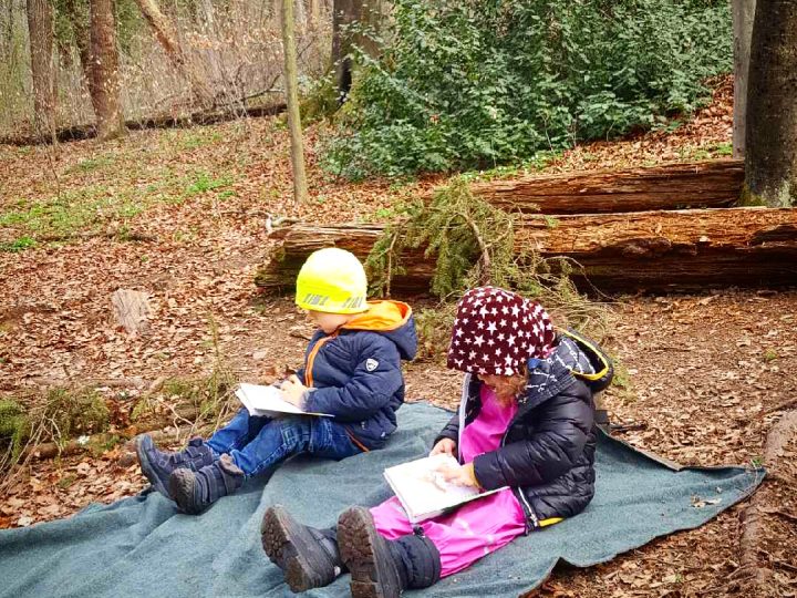 Natura amica dei bambini: dagli asili ai gruppi di gioco nel bosco